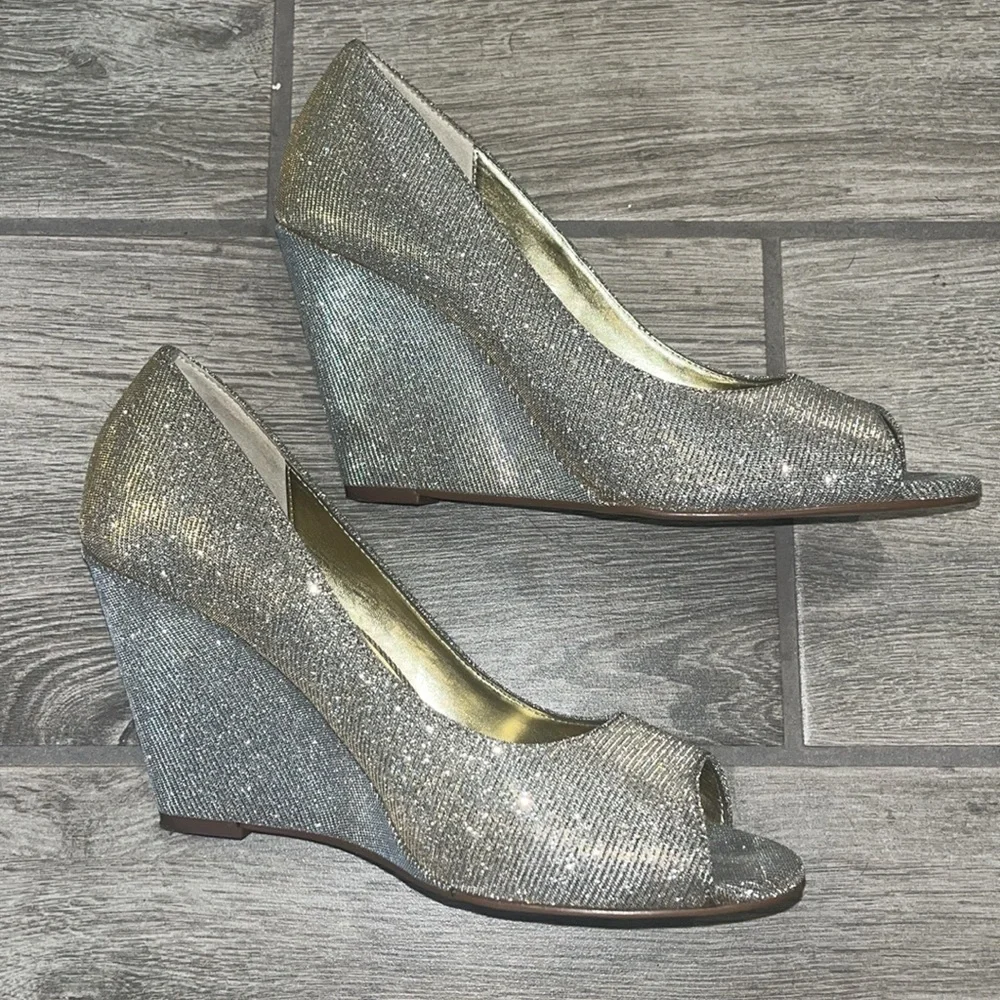 Kelly & Katie metallic wedge sz 8. Changes gold to silver